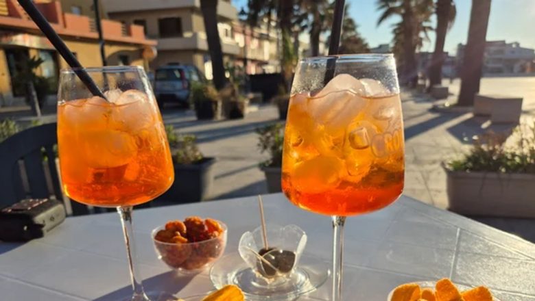 Aperol Spritz: Băutura care a cucerit terasele europene și povestea culorii sale portocalii
