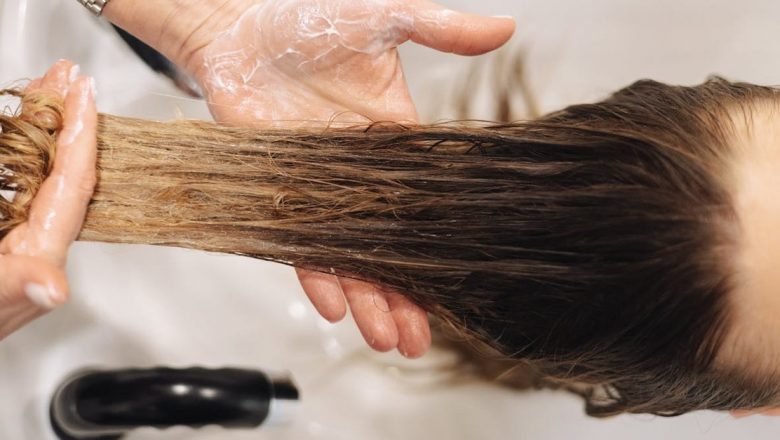 Înțelegerea profundă a șampoanelor: Diferențele esențiale între șampoanele anti-cădere și cele cosmetice