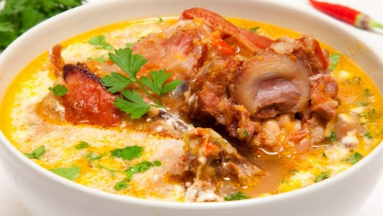 Ciorba de Oase Afumate: O Delicatesă Tradițională a Bucătăriei Românești