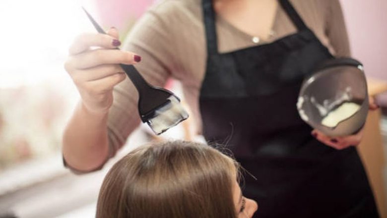 Diferențele Cruciale între Vopseaua de Păr Profesională și Cea Comercială: De Ce Alegerea Corectă Contează