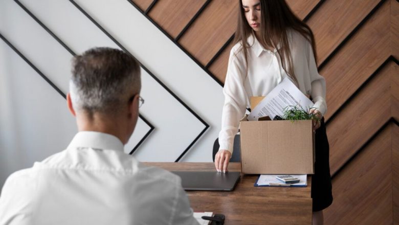 Demisie versus Concediere: Diferențele Cruciale Care Pot Face Diferența Între Succes și Eșec Financiar în 2026