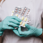 Anticolinergicele: Medicamente cu Beneficii și Riscuri Crescut de Demență