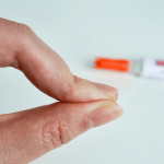 Cum să îndepărtezi superglue-ul de pe piele: Soluții eficiente și precauții esențiale
