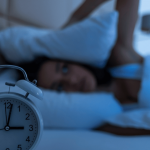 Trezirile nocturne: semnale de alarmă pentru sănătate