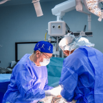 Inovația în Chirurgia Ortopedică: Artroplastie Robotică de Revizie a Genunchiului în România
