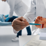 Înțelegerea cancerului pancreatic: 7 simptome esențiale pe care trebuie să le cunoști