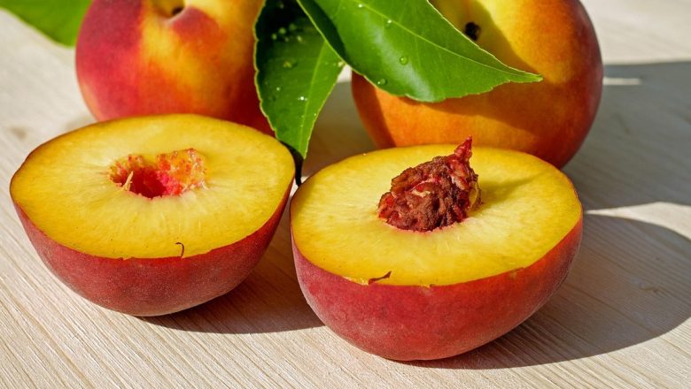 Trucuri esențiale pentru coacerea piersicilor: Cum să transformi fructele tari în delicii dulci
