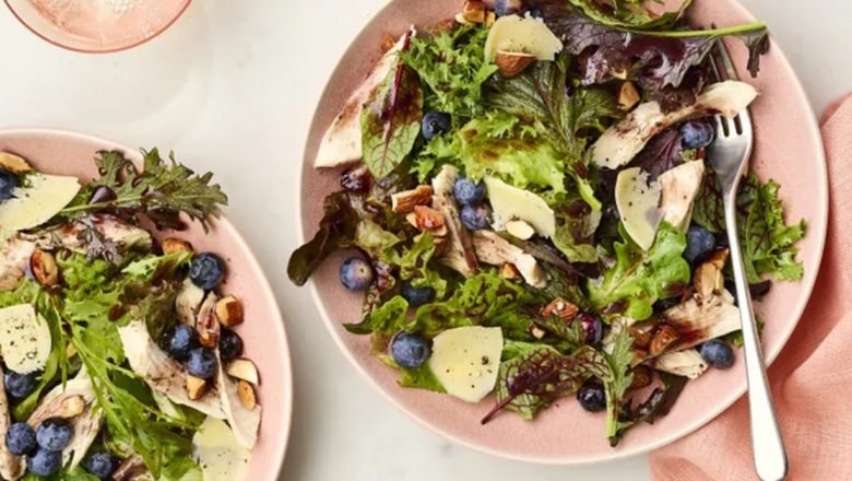 Salata de Pui și Afine: O Delicatesă Răcoritoare pentru Zilele Caniculare de Vară