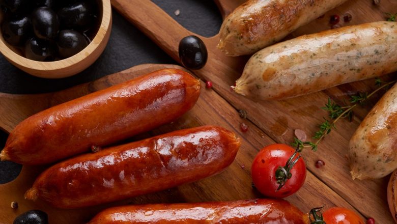 Secretul Perfectării Cârnaților: De Ce Renunțarea la Ulei și Folosirea Apelor Aromatizate Face Diferența