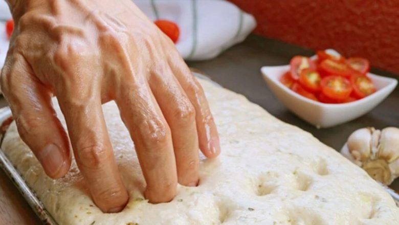 Focaccia Genovese: Ghidul Complet pentru Prepararea Acelei Celebre Pâini Italiene