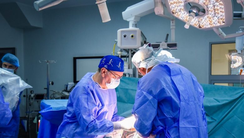 Inovație în Chirurgia Ortopedică: Artroplastie Robotică de Revizie a Genunchiului, o Premieră în România