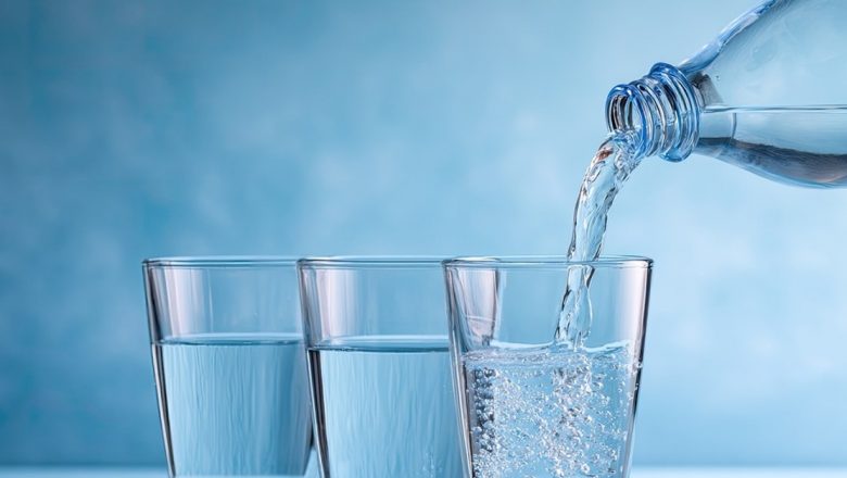 Apa Alcalină versus Apa de la Robinet: O Analiză Detaliată a Beneficiilor și Implicațiilor pentru Sănătate