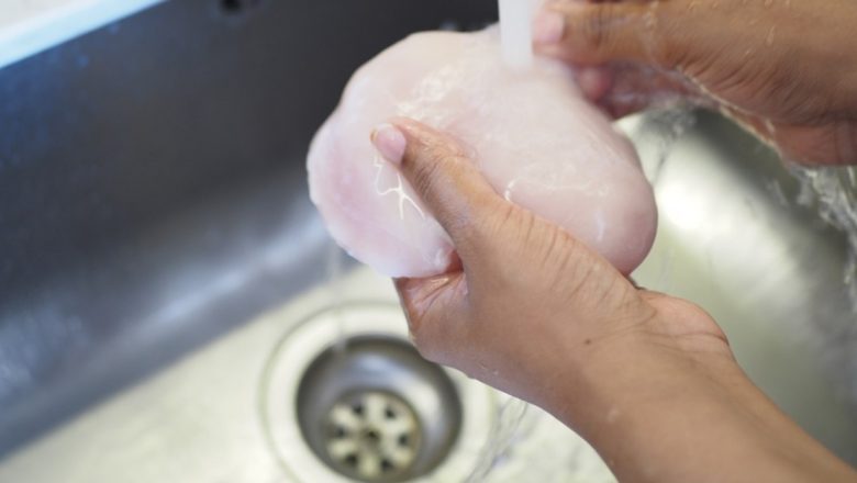 Spălarea cărnii de pui înainte de gătire: Mituri, riscuri și practici sigure