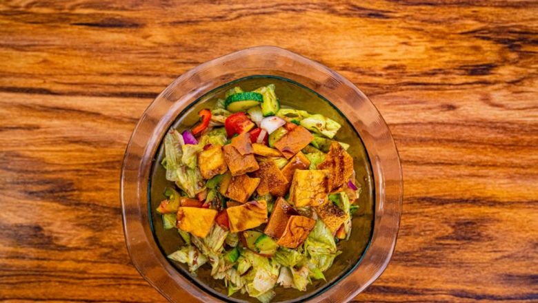 Salata Fattoush: Deliciul Levantin Care Îți Revitalizează Organismul în Zilele Călduroase