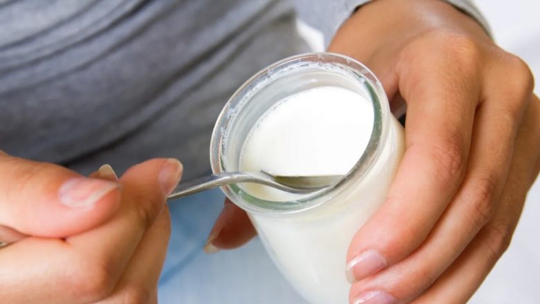 Iaurt Grecesc de Casă: Ghid Complet pentru Prepararea Unui Deliciu Sănătos din Două Ingrediente