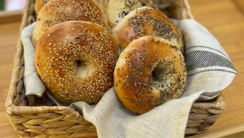 Descoperă Secretele Bagels-urilor Perfecți: Rețete, Istorie și Implicații Culinare