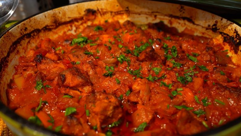 Descoperă Rețeta Perfectă pentru Vara: Ceafa de Porc la Cuptor cu Ceapă și Ardei