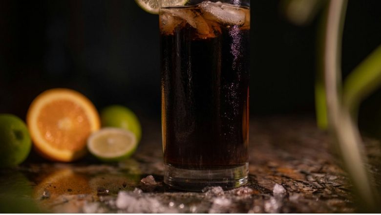 Limonada Neagră: Băutura Verii Care Detoxifiază și Ajută la Slăbit