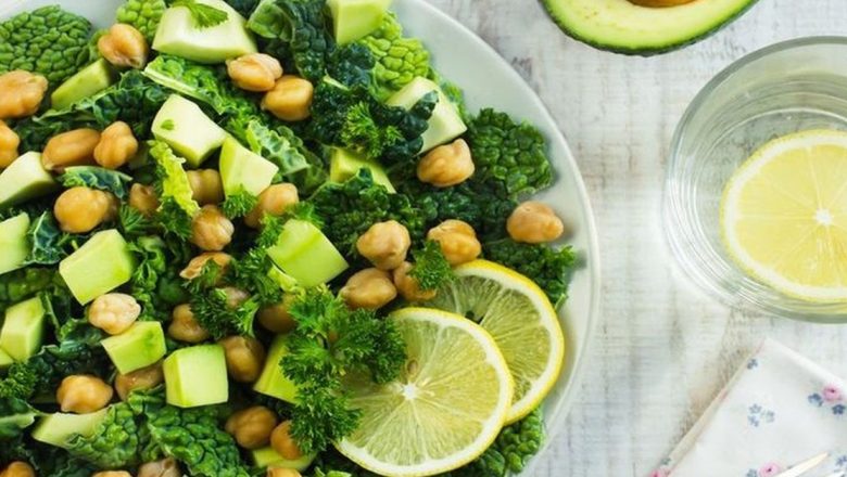 Salata cu Avocado și Fasole Neagră: O Delicatesă Sănătoasă și Rapidă pentru Vara Ta