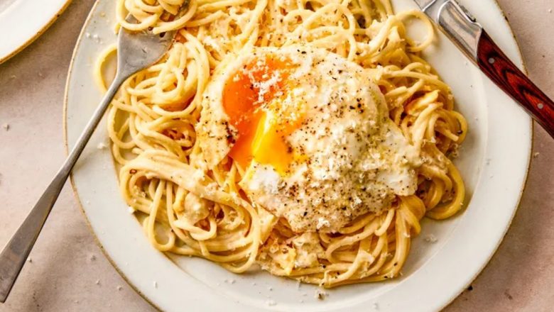 Gătit creativ cu ingrediente de bază: 20 de cine rapide din frigiderul gol