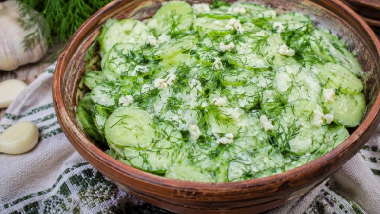Salată de Castraveți cu Usturoi și Mărar: O Delicatesă Răcoritoare pentru Zilele Toride de Vară