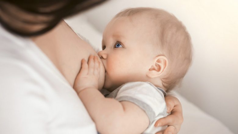 Alăptarea: Un Gest Esențial pentru Sănătatea Mamei și a Copilului – O Analiză Detaliată în Contextul Săptămânii Mondiale a Alăptării