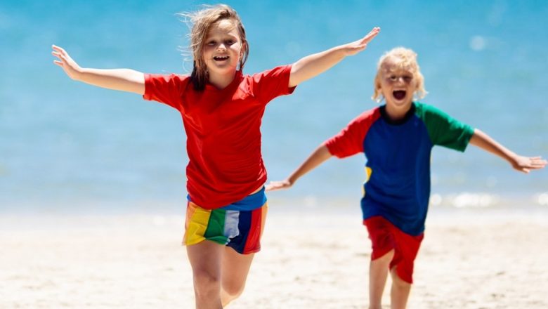 Importanța culorilor în alegerea costumelor de baie pentru copii: Asigurarea siguranței în apă