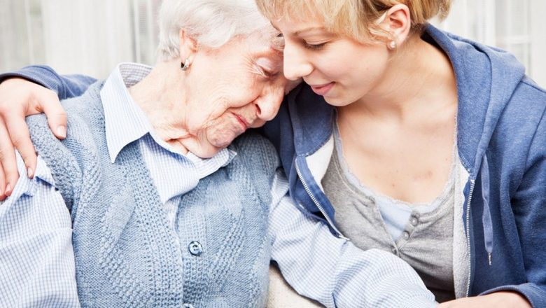 Căderile vârstnicilor: un simptom adesea ignorat al bolii Alzheimer și demenței precoce